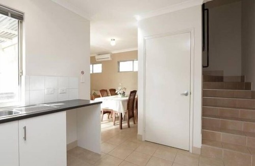 Cannington House | Cannington Home Accommodation House 3 (3 bedrooms & 2 bathrooms)