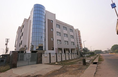 Gomti Nagar Hotel | Capital O 10060 Hotel The Leaf