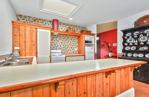 Launceston CBD Cottage | Captain Stirling's Bungalow city fringe locale.