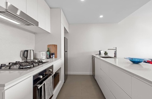 Toowong Apartment | Captivating Convenience! 1Bed/1Bath/1Car/Views