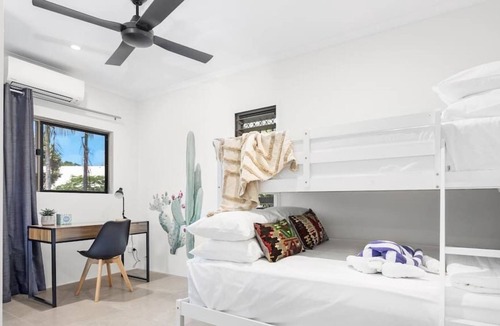 Holloways Beach Apartment | Casa De Playa - Beach Townhouse