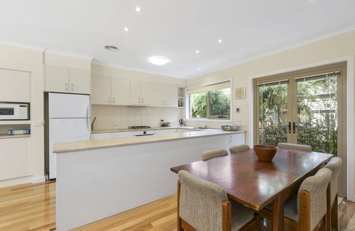 Torquay House | Cavalier (Zeally Bay Rd): 4 BR, 2 BA House in Torquay, Sleeps 9