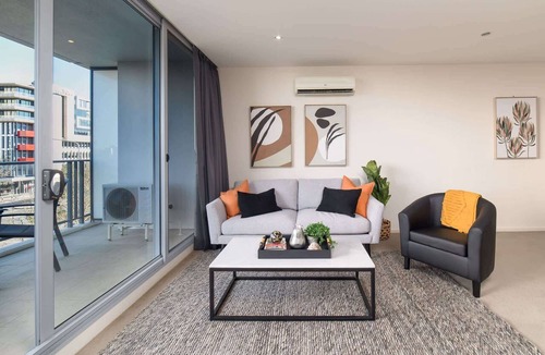 City West Apartment | Central 1-Bed with Parking, BBQ and Indoor Pool