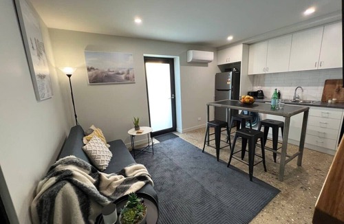 Devonport Apartment | Central Devonport 1 Bedroom Loft Apmnt & Ai/C
