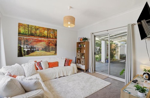 Rockingham House | Central Rockingham 4BR Garden, Beaches & Shops