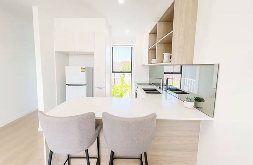 Labrador House | Central Southport 2BR 2Bath Stay with Car Park