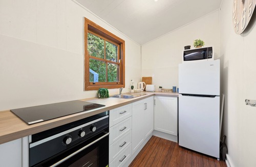 Central Tilba Apartment | Central Tilba Overnight Retreat — King Bed, Ensuite, Pet-Fri