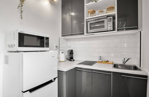 St Kilda West Apartment | Charming 1-Bed with Fireplace by the Beach