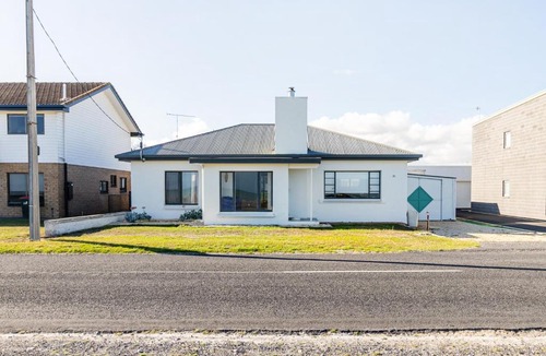 Port Macdonnell House | Charming Beachside Stay in Port MacDonnell