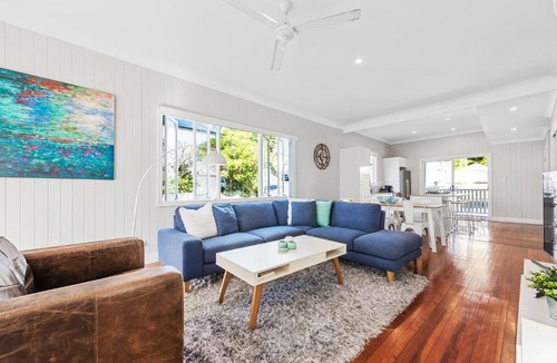 Petrie Terrace Apartment | Charming Cottage Short Distance to CBD with Parking
