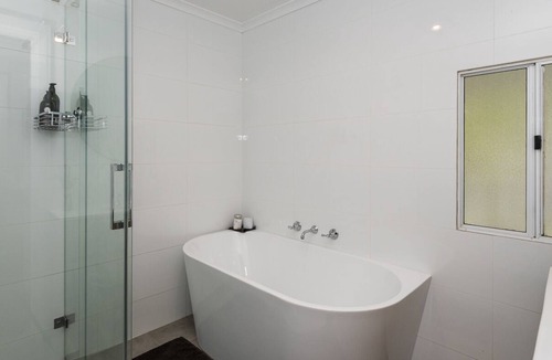 Kirup Cottage | Charming cottage with king beds