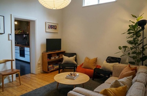 Collingwood North House | Charming Fitzroy Terrace | Walk, Dine & Explore