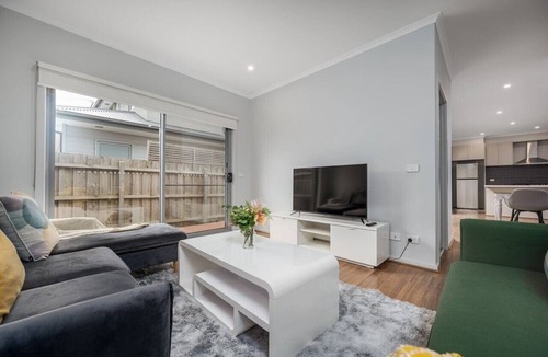 Boronia Apartment | Charming & Modern Mountain View Townhouse