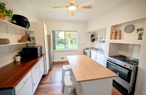 Carey Park House | Charming Pet-Friendly Home Away From Home, Close To Amenities.