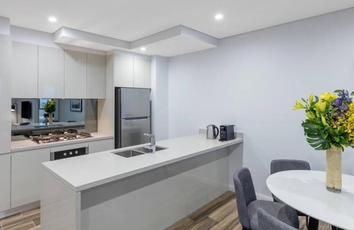 Bondi Junction Apartment | Chic 3-Bedroom Suite Near Bondi Beach Sydney