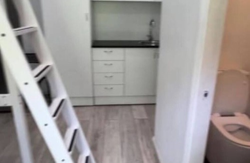 Bondi Beach Cabin | Chic Bondi Studio: 400 mtrs to Surf, Wifi & AC
