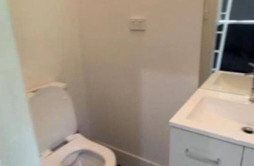 Bondi Beach Cabin | Chic Bondi Studio: 400 mtrs to Surf, Wifi & AC