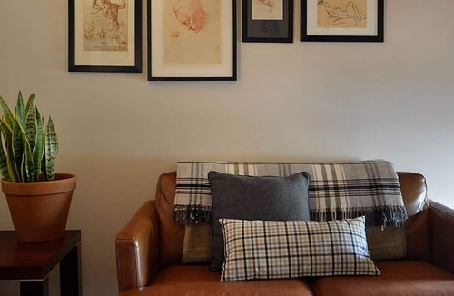 Daylesford Cottage | Circa Ruby Mint Daylesford ~ Town Centre!