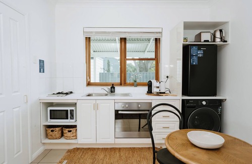 Central Mudgee Cottage | Claret Cottage Walk into Mudgees Historic Heart