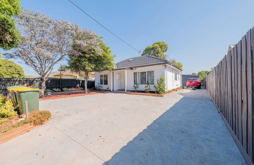 Corio House | Classic decor, freshly painted 3 bedroom and two bathroom quiet home