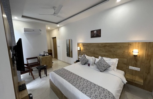 Sidhpur Hotel | Click Collection The Abode Dharamshala