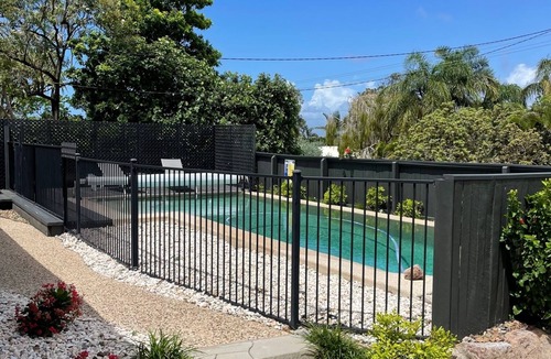 Sunrise Beach House | CLINT'S BEACH COTTAGE - PET FRIENDLY HOME - 8 mins walk to kilometers of beach