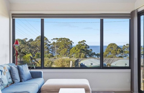 Eaglehawk Neck House | Coastal 2BR Escape, Steps to Beach, Dining and Bar