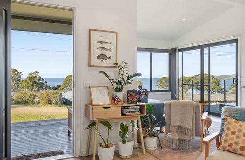 Eaglehawk Neck House | Coastal 2BR Escape, Steps to Beach, Dining and Bar