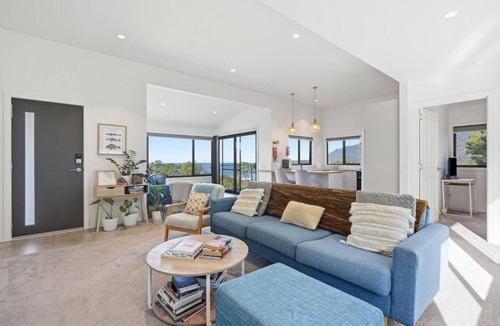 Eaglehawk Neck House | Coastal 2BR Escape, Steps to Beach, Dining and Bar