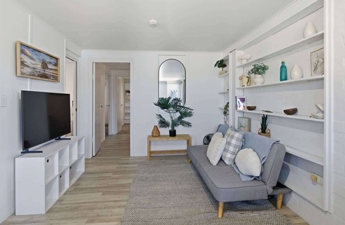 Margate Apartment | Coastal Escape with Courtyard and Parking