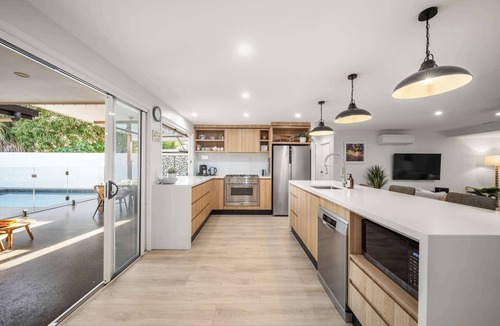 Warana House | Coastal Noir Retreat - Pool, PF & Walk to Beach