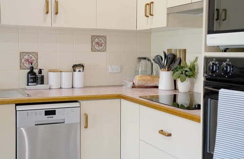 Casterton House | Comfortable 3 bedroom home > for work, rest or play!
