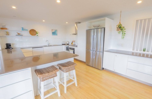 Point Lookout House | Comfortable beachhouse, 4 bedroom family home. Walk to beach, hotel, cafes