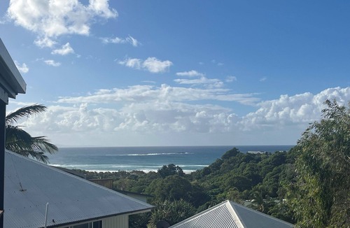 Point Lookout House | Comfortable beachhouse, 4 bedroom family home. Walk to beach, hotel, cafes