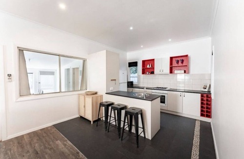 Ballarat East Apartment | Comfortable Black Hill Cottage