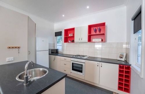 Ballarat East Apartment | Comfortable Black Hill Cottage