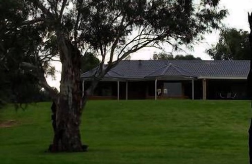 Gol Gol House | Comfortable family retreat on the Murray river. Magnificent views.
