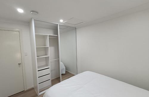 Merrylands House | Comfortable Queen Room With AC & Heating - Merrylands - NM7