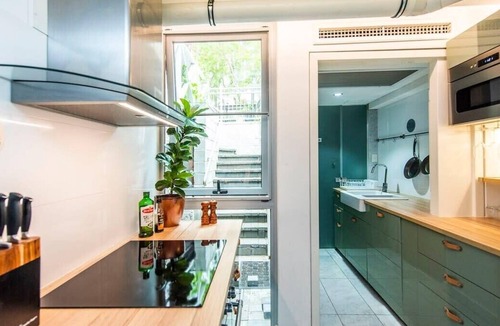 Perth Apartment | Comfortable Room with Fantastic Rooftop Views