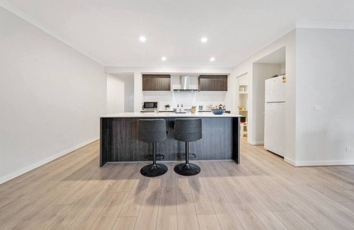 Mickleham House | Comfy Premium 4BR Near Airport, Cafes & Amenities