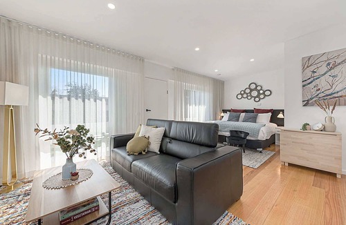 Carnegie Apartment | Comfy Studio with Shared Backyard near Racecourse