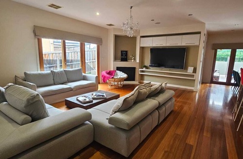 South Morang Villa | Contemporary 5 Bedroom Villa With Theatre Room and Pool
