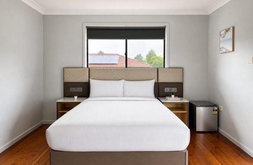 Auburn House | Convenient Auburn Double Room Convenient Direct Trains to CBD - Shared Bathrooms