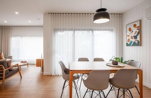 South Launceston House | Convenient luxury home minutes to CBD and hospital