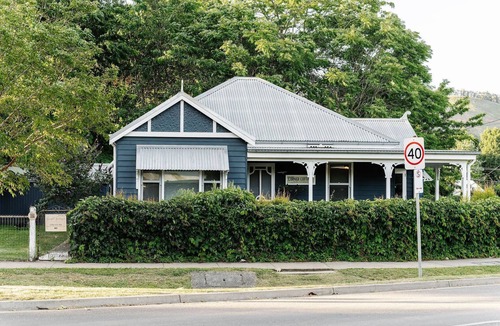 Bright Cottage | Corner Cottage Bright - Corner Cottage Bright – Where Heritage Meets Luxury in the Heart of Bright
