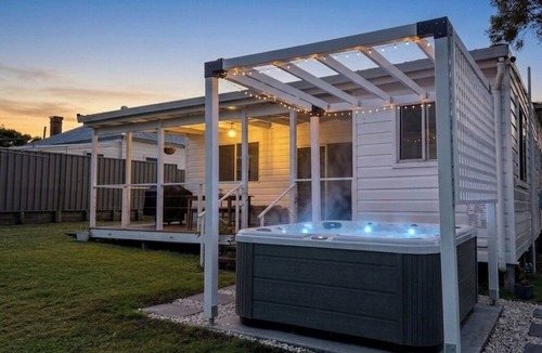 Aberdare House | Cosy Hunter Valley Cottage · Hot Tub · BBQ Veranda · Pet-Friendly