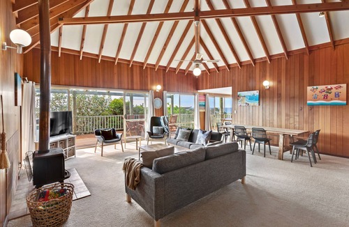Eagle Bay House | COSY TIMBER HOLIDAY HOME SET IN A BEAUTIFUL NATURAL BUSH SETTING