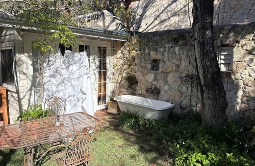 South Fremantle Cottage | Couples retreat + Secret Garden + Outdoor bath - Rest + Recharge + Reconnect