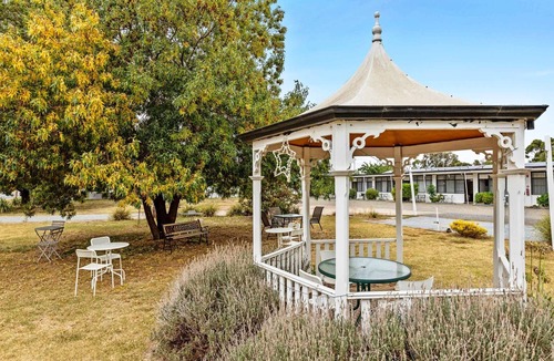 Strathmerton House | Cozy & Clean Country Motel Room near Murray, Pet Friendly