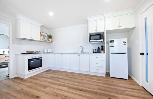Dubbo House | Cozy Getaway - Modern Central Unit | Garden View